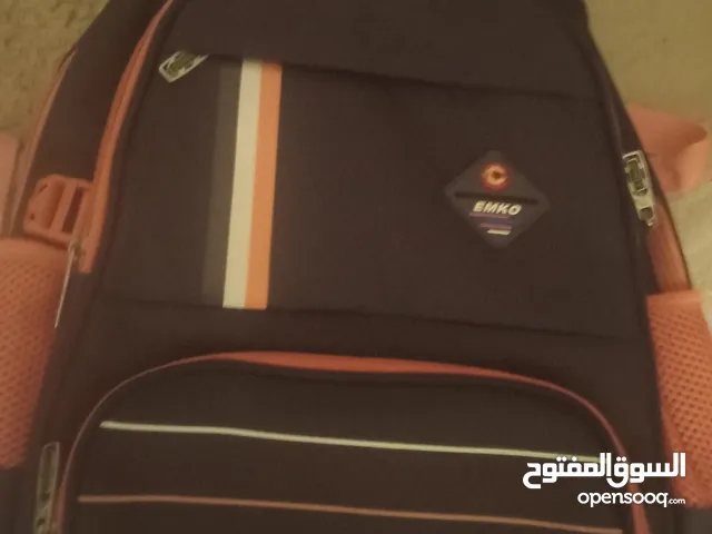 شنطة ظهر لون برتقالي ممع بني تبدو جديدة
