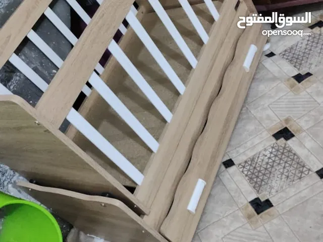 سرير أطفال جديد للبيع - بسعر مناسب سرير أطفال خشب نظيف و جديد،ثابت وقوي،تصميم عملي ومرتب