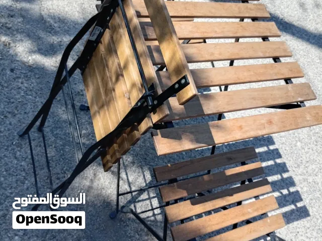 طاولة إيكيا من الخشب الطبيعي مقاومة للماء مع ثلاثة كراسي بحالة ممتازة طاولة إيكيا من الخشب الطبيعي م
