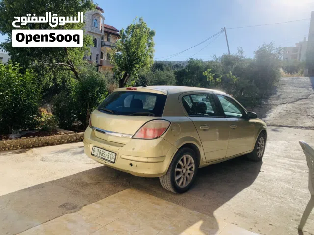 2005 أوبل استرا Standard