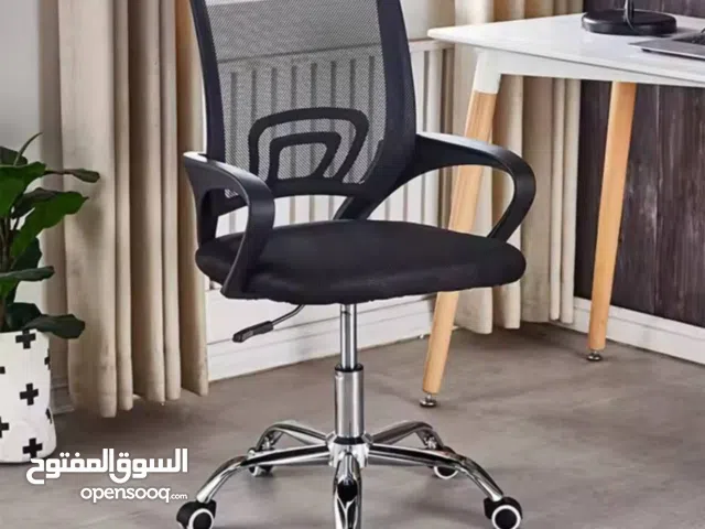 كرسي مكتبي  كما في الصوره بالضبط  للحجز والاستفسار يرجى مراسلتنا عبر صفحتنا او على الواتساب