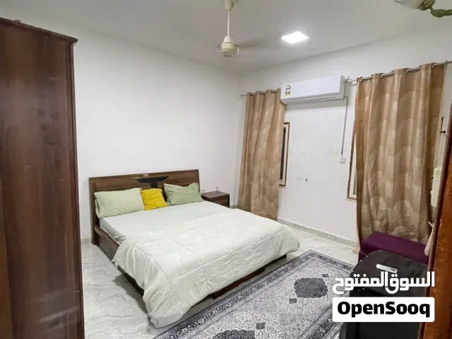 غرفه وصاله ومطبخ وحمام شامل ميه وكهربا والانترنت وصيانه الخوير خلف مطعم طاطا وقريب من كليه التقنيه و