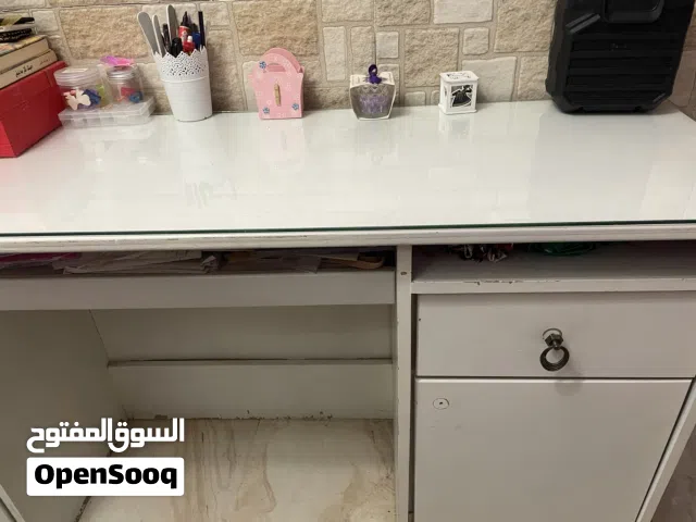 مكتب  تفصيل  لون ابيض و كرسي مدير مميز تركي وله جاك ايطالي سبب البيع السفر والبيع بسعرررر مغرررري