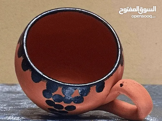 كاس من الفخار يكب فيه الماء ويكون باردا وعذبا ومذاقه يتبدل