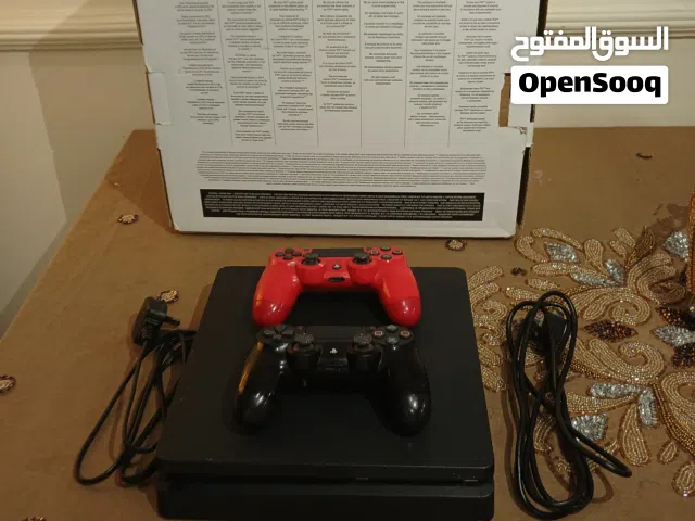 جهاز بلاي ستيشن 4 مستعمل استعمال قليل مع وحدتين تحكم مع العاب