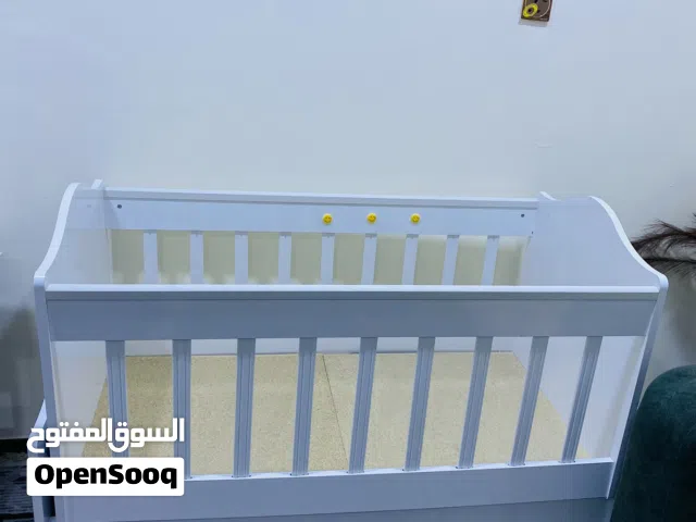 سرير اطفال خشب للبيع نظيف جداً