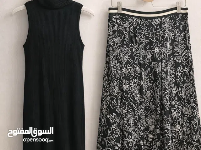 طقم كاجوال نسائي عصري مستعمل مكون من قطعتين ( تنورة ، توب طويل ) ماركة MNG مقاس ميديوم