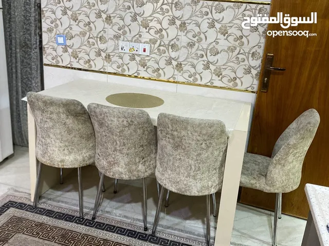 ميز طعام مع كراسي