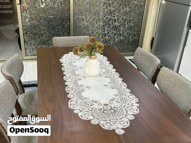 ميز طعام متكون من 6 كراسي خشب تركي استعمال فقط شهرين سبب البيع فقط للتجديد