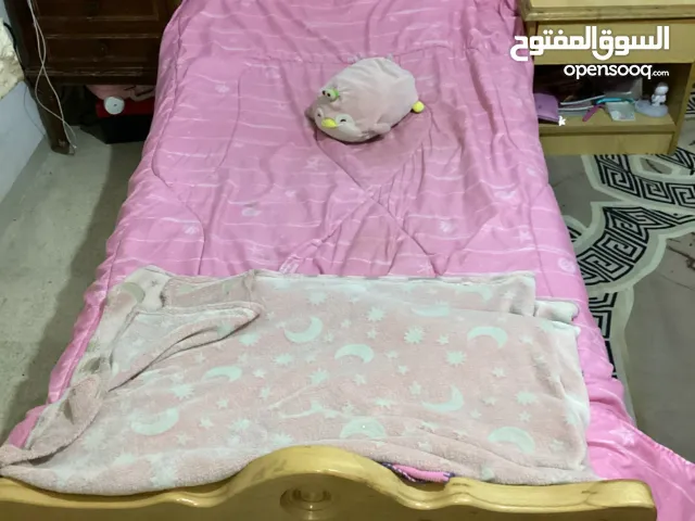 حزانتين وشاشة سوني 30 و  تخت خشب زان مستعمل وطاولة عدد 2