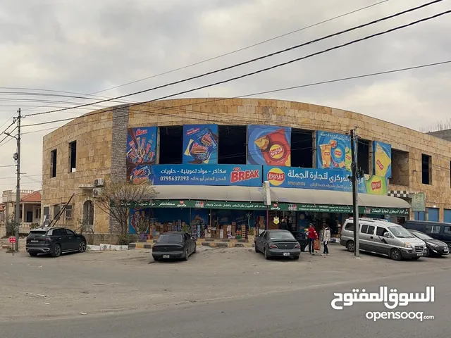 طابق مجمع تجاري بالقرب من الاتوستراد للايجار مساحة 1200