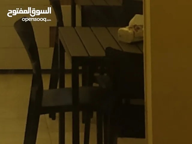 طاولة مع 4 كراسي عدد 2