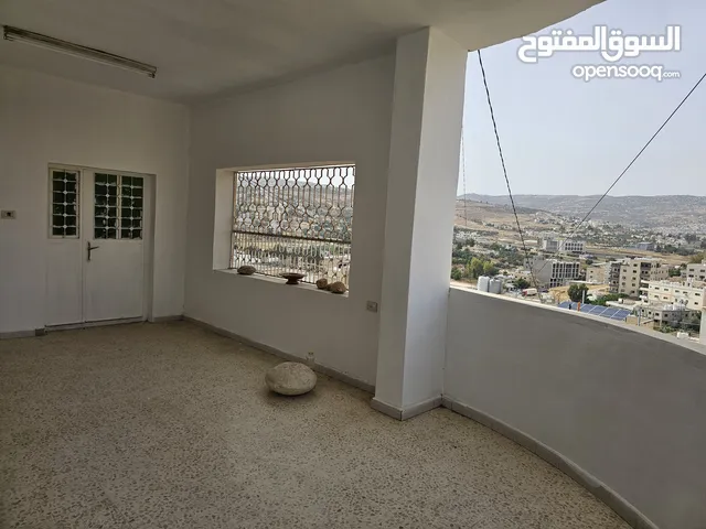 بيت بجرش شارع مستشفى جرش الحكومي كبير مساحة 200 متر للأيجار