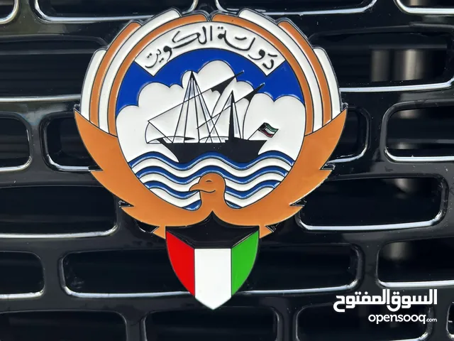 شعار دولة الكويت على شبك السياره يركب على جميع السياره