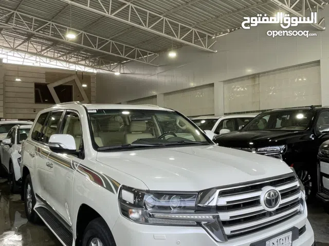 لاندكروزر وايت ايديشن GXR 2017 عداد 74 الف فقط