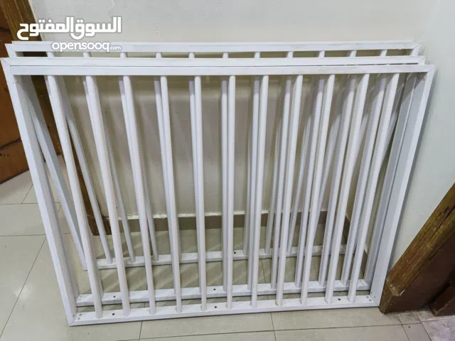 3 حواجز ألمنيوم للنوافذ، بحجم حوالي 91 × 120 سم لكل واحد. 3 aluminum window guards, approximately 91