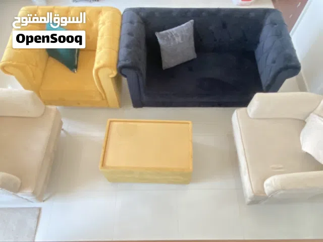 طقم كنب وطاولة صغيرة