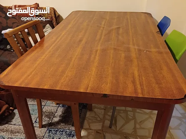 طاوله سفره كبيرة و كنباي بحالة جيدة مستعمل للبيع مع طاوله سفره بدون كراسي تكفي ل 8 مقاعد..