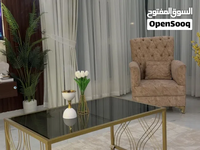 طاوله قهوه شبه جديده مافيها ولا عيب استخدامها مده بسيطه مقاسها ( 110*70 ) وارتفاعها 60