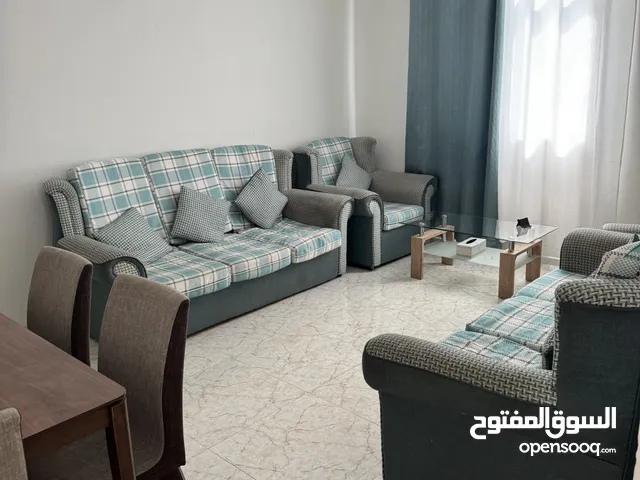 طقم كنب للبيع 5 قطع يتسع ل 10 اشخاص مع طاولة قهوة