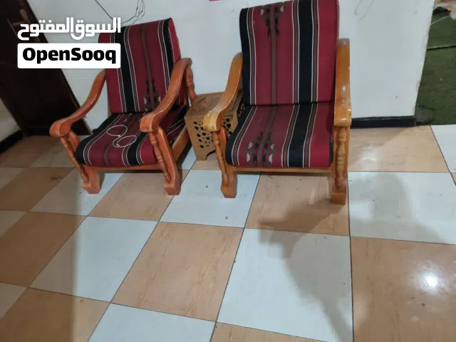 ثلاث كراسي خشب