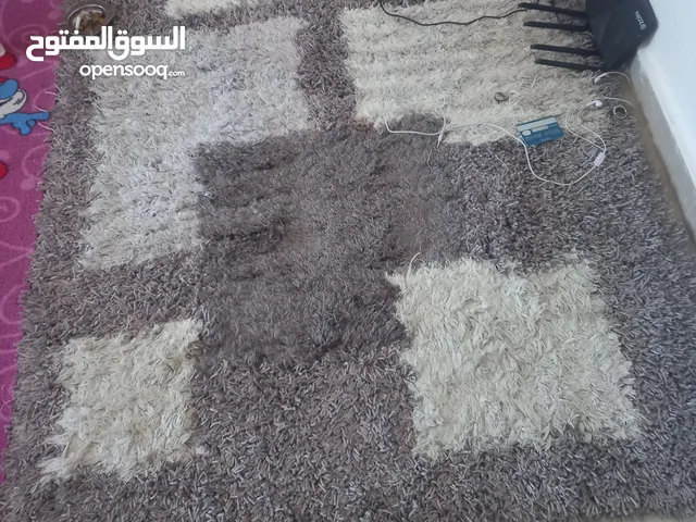 سجاد وكرسي دوار وكراسي بلاستك 2 ومكرويف صوبه كهرباء. صوبه كاز اشياء مختلف وسفره مطبخ للبيع