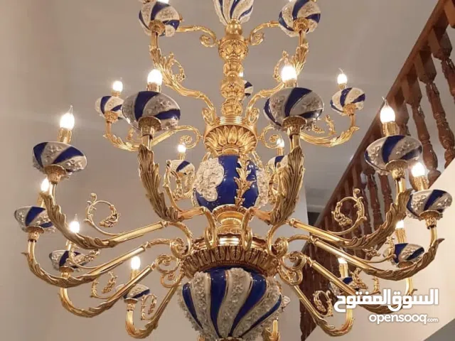 ثريا على شكل مزهرية ذات 21 فرعًا