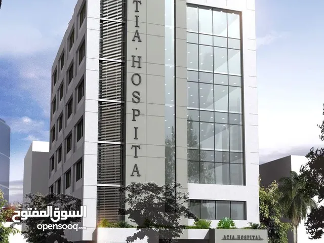 بناية تجارية ركن للبيع في بريهة