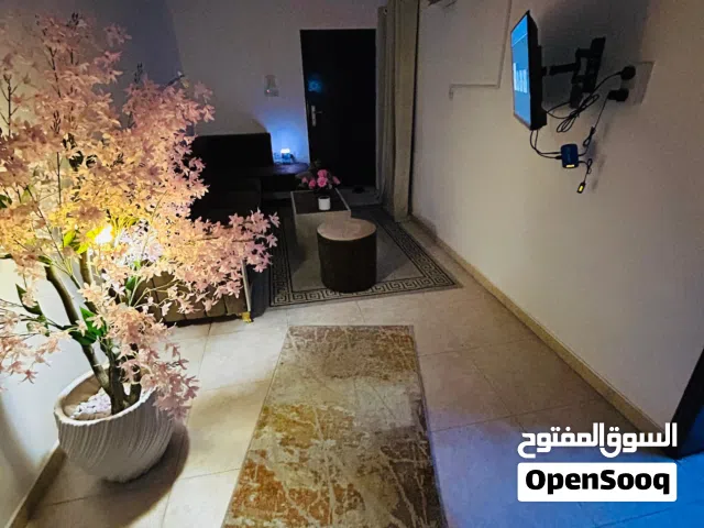 غرفه وصاله ومطبخ وحمام شامل الانترنت فقط الخوير خلف مستشفى بدر السما وجميع الخدمات 250