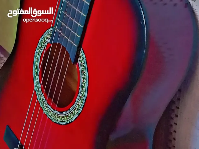 جيتار nailon احمر بحالة ممتازه، استعمال بسيط جدا