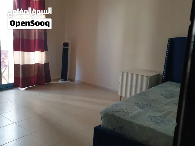 غرفة واسعة مع بلكونة للإيجار مقابل بحر الحيرة بالشارقة