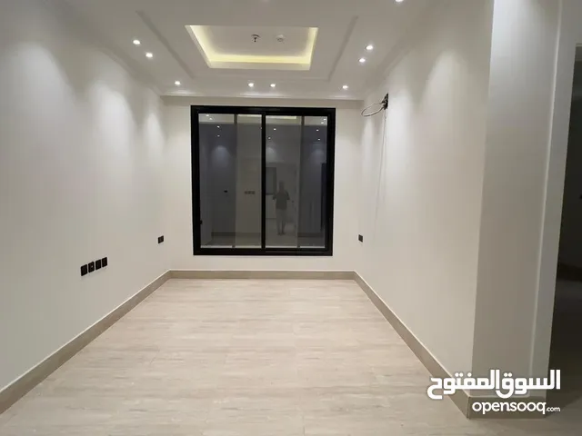 شقة للايجار الرياض حي قرطبة مكونة من عرفتين ودورتين مياه ومطبخ وصالة وغرفة خادمة