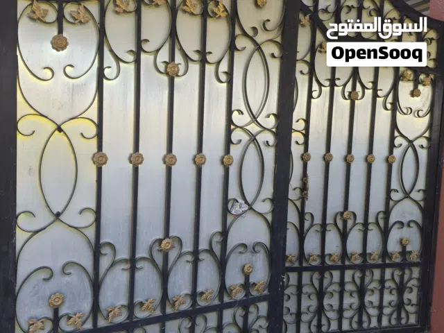 باب حديد العرض 4 متر الارتفاع 3.5متر يصلح للاستخدام +باب حديدي العرض متر الارتفاع 3متر+مخلفات حديد