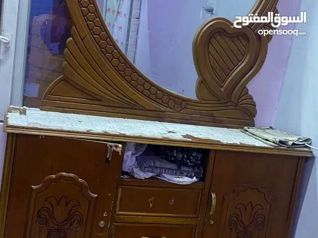 ميز خشب نضيف ومرتب