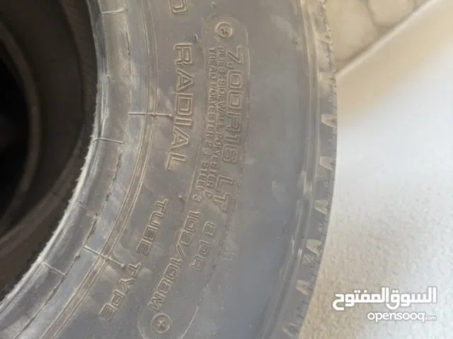 تواير غير مستخدمة 700 لي الشواحن 3 طن و 4 طن