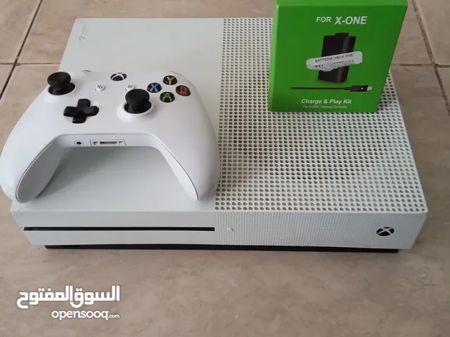 xbox one s للبيع بحالة جيدة بالإضافة إلى بطارية يد التحكم وخدمة القيم باس