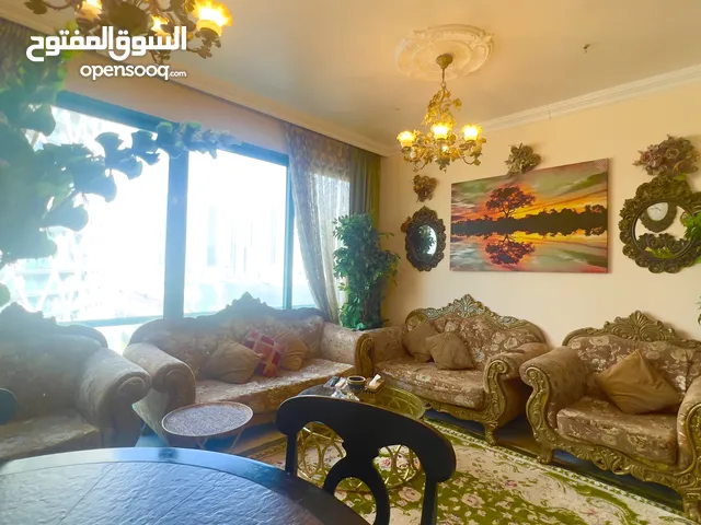 صالون جلوس كلاسيكي، طاولة طعام وطاولة قهوة، سجاد تركي واحدة كبيرة وواحدة متوسطة.