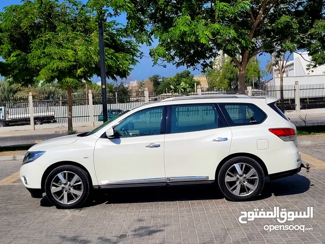 NISSAN PATHFINDER MODEL 2015 FULL OPTION  SEVEN SEATER SUV FOR SALE URGENTLY