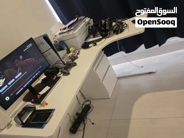 طاولة مكتب جهة يمين