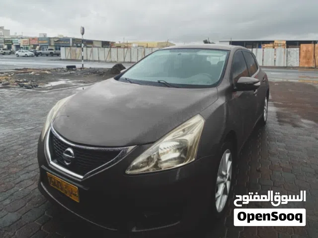نيسان تيدا 2014 هاتشباك رمادي بحالة ممتازة مع تأمين شامل ومواصفات خليجية
