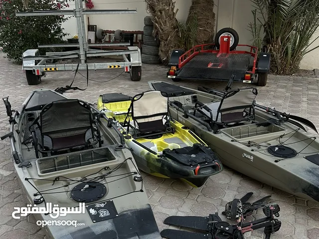 ثلاث كاياكات مع قالوصه