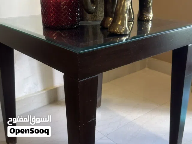 2 Wood side tables with glass top 2 طاولات جانبية خشبية مع سطح زجاج