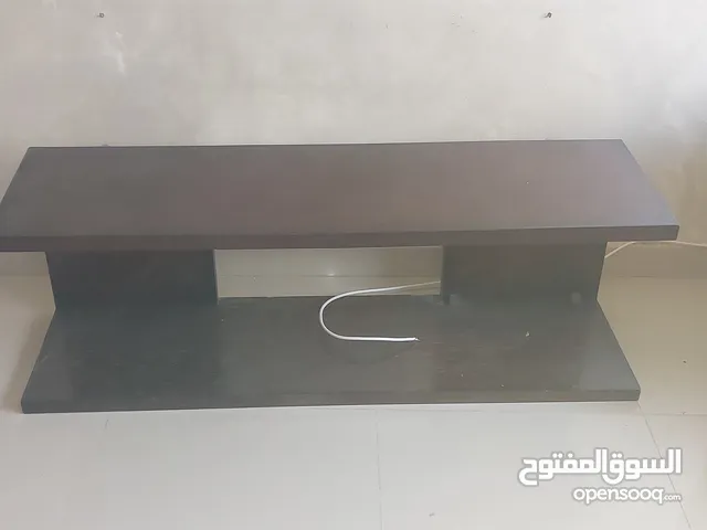 طاولة تلفزيون معلقة مستعمل و تفصيل خاص من خشب السوييد للبيع