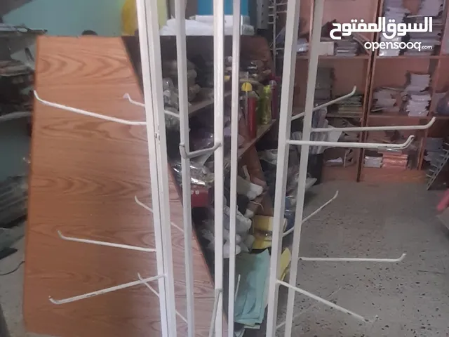 ستاند دوار معدني قوي ومتين، مناسب لمحلات القرطاسية، الهدايا، الإكسسوارات، الأحزمة، أو أي منتجات معلق