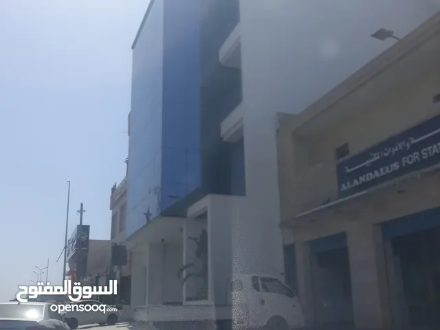 مبنى تجاري
