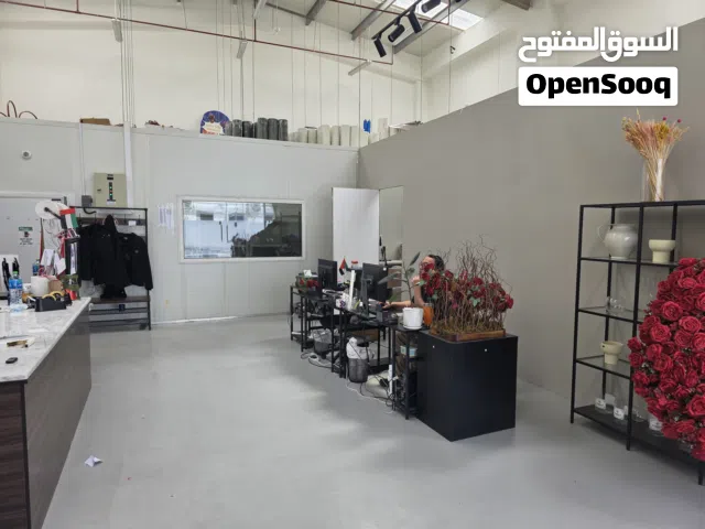 مستودع للبيع