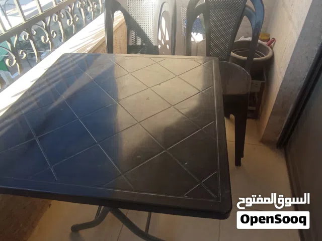 طاولة بلاستيك مع قواعد حديدية متحركة مع 2 كراسي بلاستيك للبيع بسعر مغري
