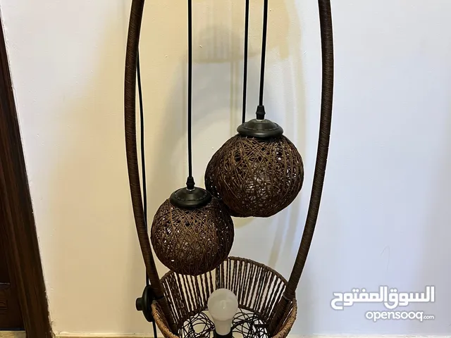 مصباح أرضي للزوايا - شكل جميل وإضاءة هادئة صفراء تضيف لمسة جميلة