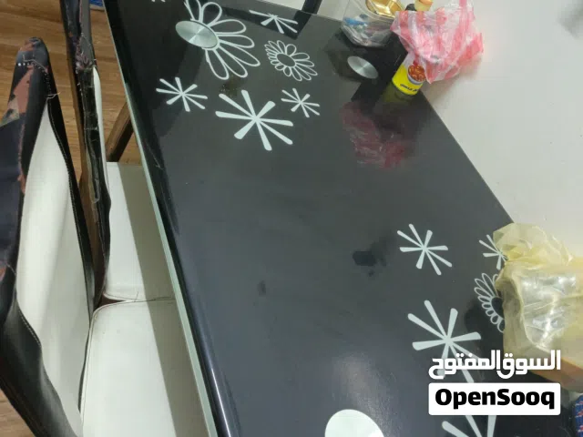 طاولة طعام مع اربعه كراسي