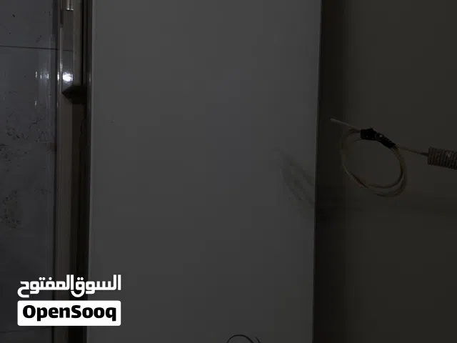 طاولة تلفزيون زجاج نظيفه للبيع